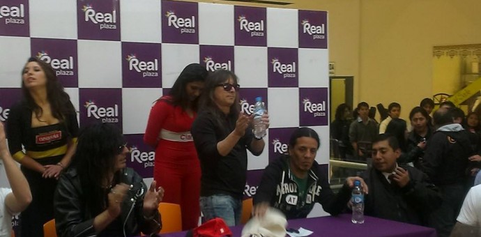 Rata Blanca firmó autógrafos en el Real Plaza Cusco