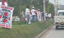 No respetan áreas verdes, esta mañana decenas de personas se subieron sobre el césped  para exhibir espartacos del candidato Admar Sicus del APU