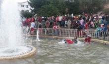 Estudiantes de Ciencias cierran año escolar sumergiéndose a pileta de San Francisco