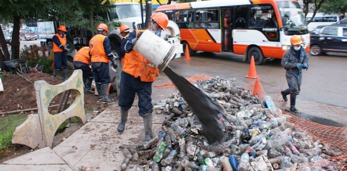 Seda Cusco libera colectores de aguas pluviales y retira basura y botellas