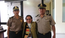 Pareja de policías de Urubamba devuelve 800 soles a distraída mujer