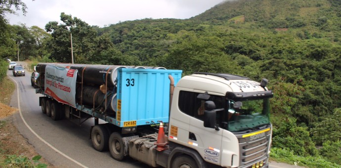  Flota de camiones traslada los tubos para el Gasoducto Sur Peruano