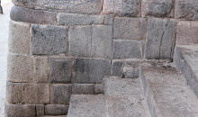 Muros Incas son manchados por insensatos sujetos en el Centro Histórico   