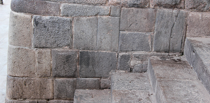 Muros Incas son manchados por insensatos sujetos en el Centro Histórico   