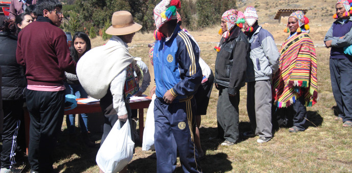 Derecho de la Universidad Andina llevó ayuda a pobladores de Ccatcca