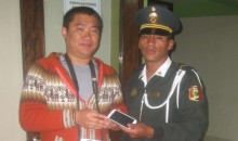 Policía recupera celular que turista coreano dejó olvidado en un taxi