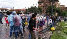 Carnavaleros dañaron área verde de la plaza de armas del Cusco