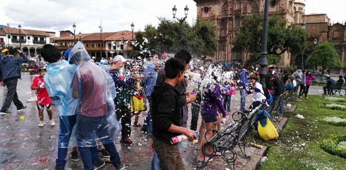 Carnavaleros dañaron área verde de la plaza de armas del Cusco