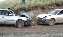 Dos autos station wagon colisionan frontalmente en la vía El Descanso-Checca