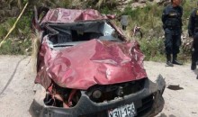 Tres personas dejan de existir tras vuelco de auto a abismo de unos 400 metros