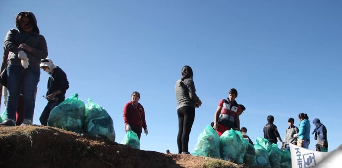Estudiantes del Instituto Khipu realizaron jornada de limpieza en Saqsayhuaman