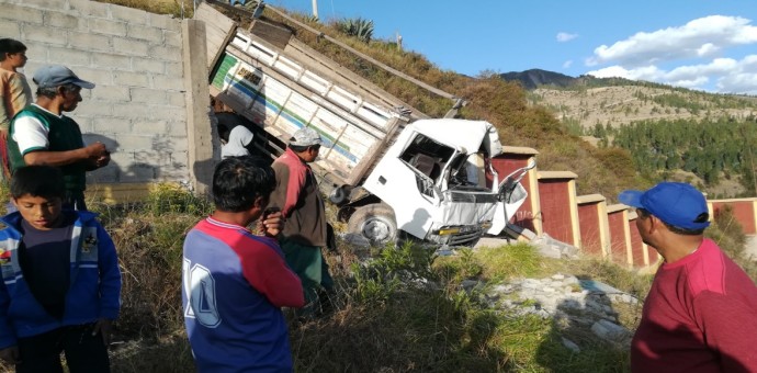 Varias personas resultan heridas tras despiste de camión contra un cementerio de Paruro