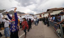 Pobladores de Urubamba salen en marcha de solidaridad a favor del prófugo alcalde Humberto Huamán acusado de violación