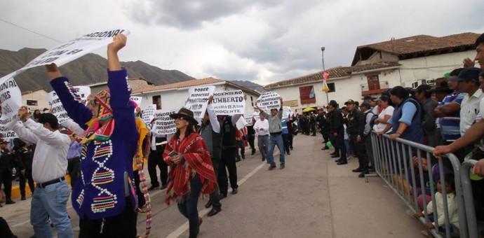 Pobladores de Urubamba salen en marcha de solidaridad a favor del prófugo alcalde Humberto Huamán acusado de violación