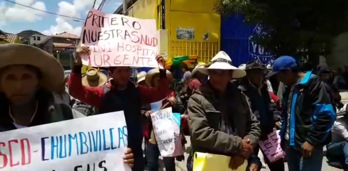 Pobladores de Llusco llegan en marcha de protesta y exigen un minihospital a Edwin Licona