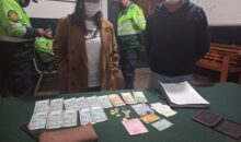 Policía encuentra billetera con dinero en efectivo y se la entrega a su propietaria