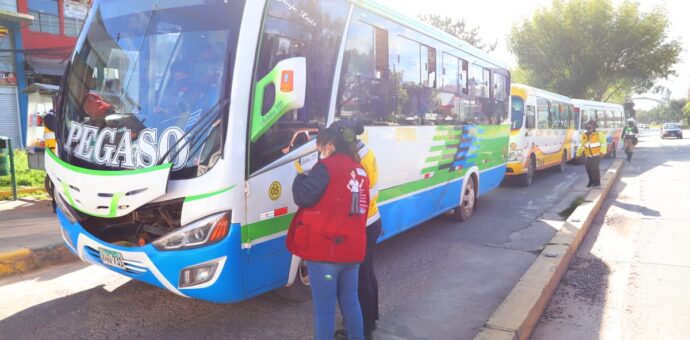 Sancionan a empresas de transporte por incumplir tarifa diferenciada y llevar pasajeros parados