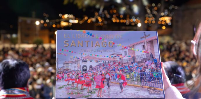 Municipalidad de Santiago presenta el Libro de Oro, obra inédita en 70 años