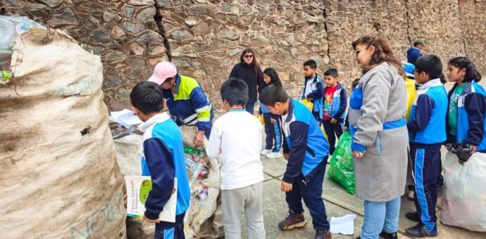 Escolares de Santiago lideran campaña de reciclaje que permitió recolectar más de ocho toneladas de residuos aprovechables Escolares de Santiago lideran campaña de reciclaje que permitió recolectar más de ocho toneladas de residuos aprovechables