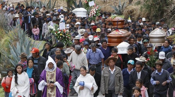 Paruro sepultó a las 8 personas que fallecieron en sismo del 27 de setiembre