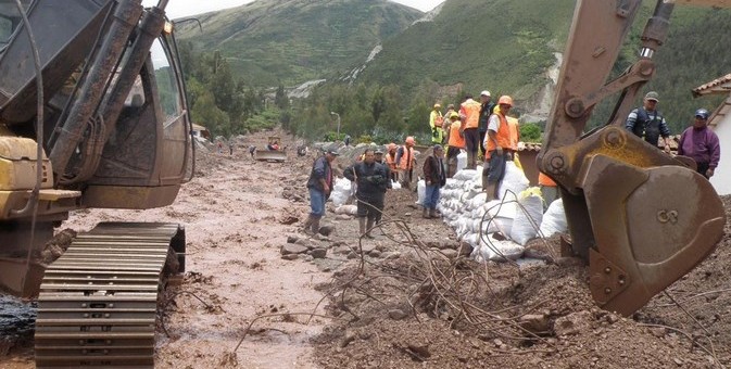Habilitan tránsito vehicular en la vía Cusco-Quillabamba tras deslizamiento