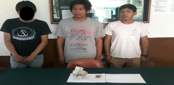 Policías mimetizados de heladeros intervienen a 3 jóvenes por posesión de droga