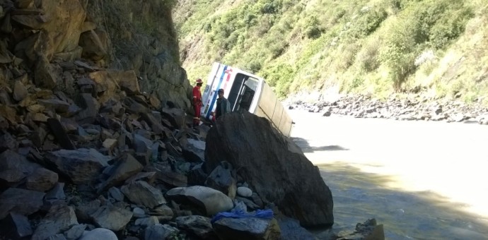Camión cayó al río Mapacho en la provincia de Paucartambo