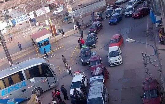 Taxistas cusqueños protestaron contra autoridades municipales del Cusco