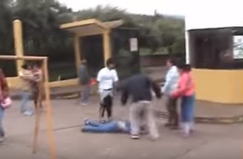 Increíbles imágenes de violencia física contra un mujer (Video)