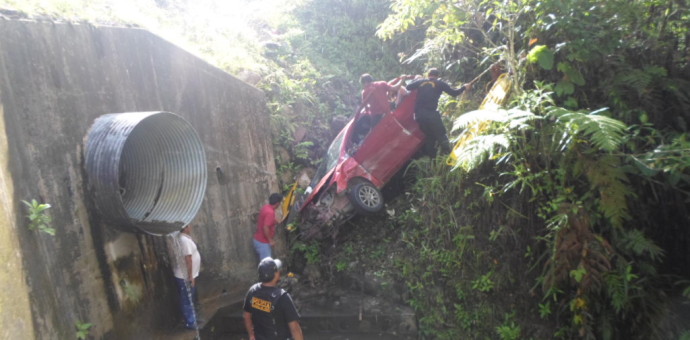 En vía Quincemil Mazuco accidente de tránsito deja a tres personas heridas