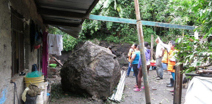 De milagro salvan de morir dos familias en Machupicchu tras caída de rocas