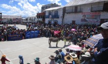 Chumbivilcanos pretendieron botar en burros a alcalde David Vera y a su gerente