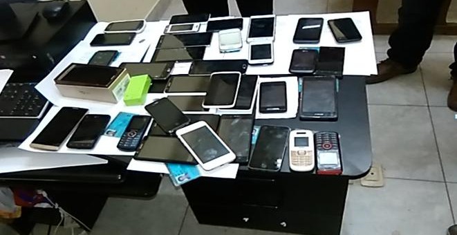 Intervienen a 19 ciudadanos cuando ofrecían y vendían celulares de dudosa procedencia
