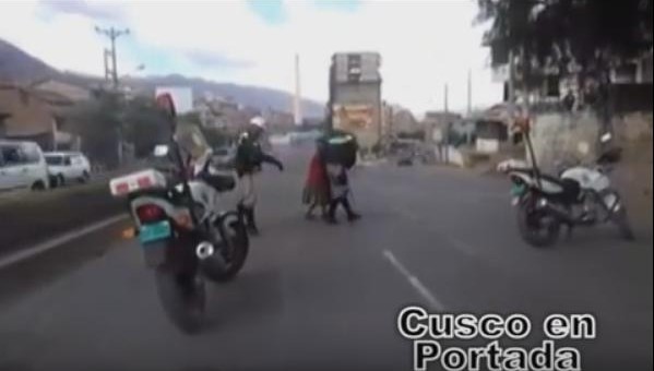 Dos policías se ganan el aplauso de la gente por este noble gesto (VIDEO)