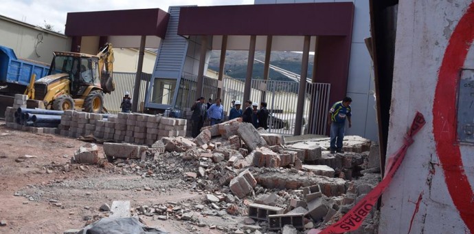 Demolieron paredes que invadían la vía pública en el distrito de San Jerónimo
