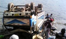 Camión cae a la laguna de Langui – Layo y deja una persona fallecida