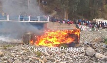 Pobladores de Paucartambo queman dos vehículos de presuntos delincuentes