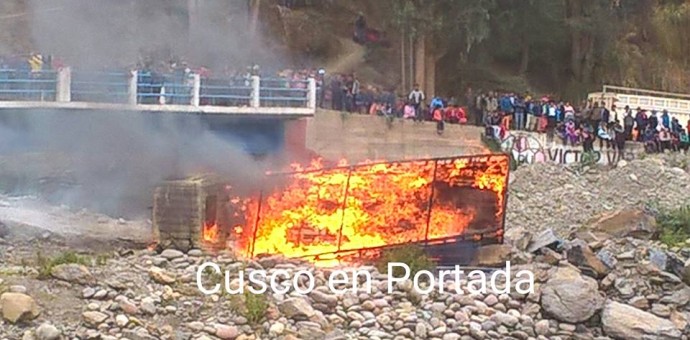 Pobladores de Paucartambo queman dos vehículos de presuntos delincuentes