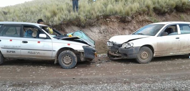 Dos autos station wagon colisionan frontalmente en la vía El Descanso-Checca