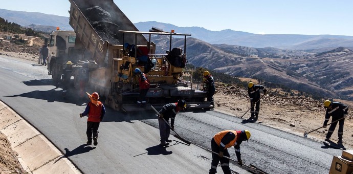 Reiniciaron trabajos de asfaltado de la vía Huancarani-Paucartambo