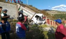 Varias personas resultan heridas tras despiste de camión contra un cementerio de Paruro