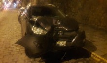 Irresponsable conductor estrella su vehículo contra un poste en estado de ebriedad