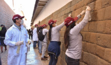 Jóvenes cusqueños inician campaña de limpieza en muros inkas