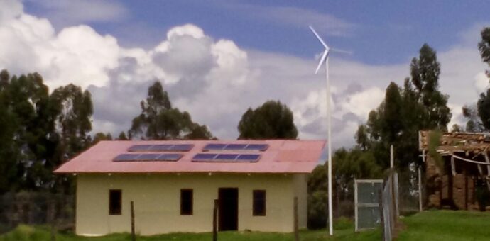 Construyen casa solar térmica para afrontar las heladas en la sierra peruana