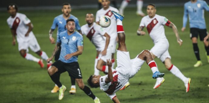 Perú apenas pudo empatar 1-1 con Uruguay con gol de chalaca de Renato Tapia