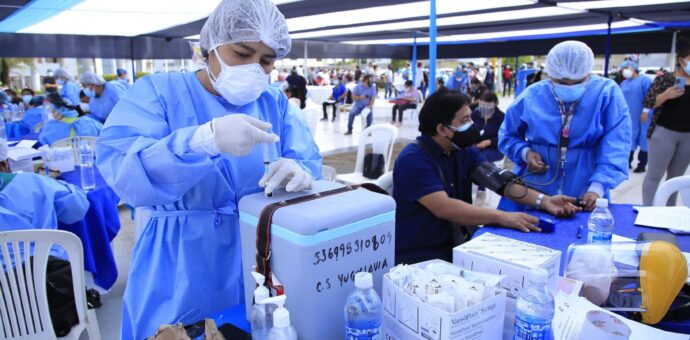Gobierno suscribe acuerdos por 55 millones de vacunas para el 2022