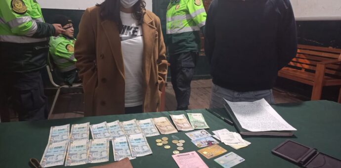 Policía encuentra billetera con dinero en efectivo y se la entrega a su propietaria