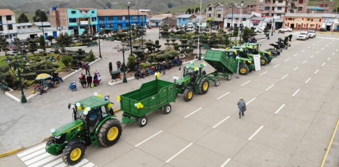 Hudbay Perú entrega tractores y equipos agrícolas al distrito de Livitaca