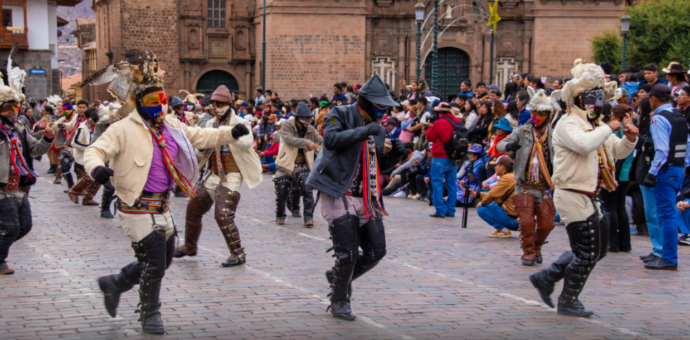 “Los pueblos vienen y me piden mi plaza mayor…” ¿Suya? ¿Firmó la compra en la notaría de la fantasía?