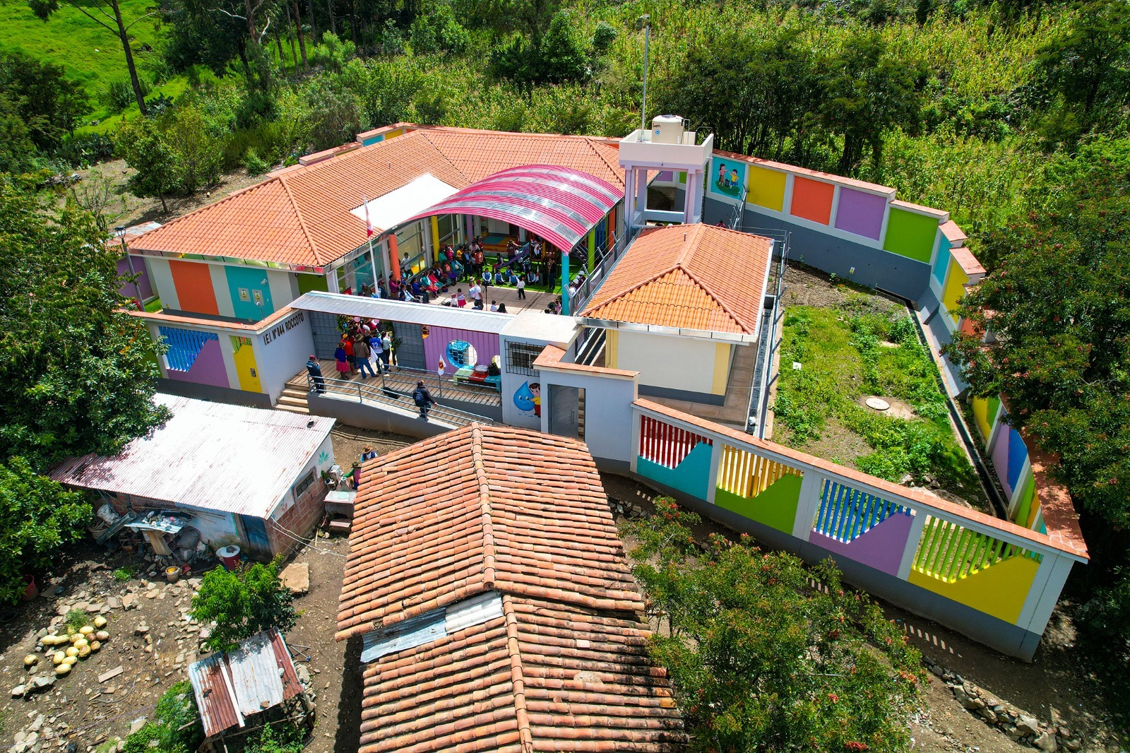 Gobernador Regional Werner Salcedo inauguró moderna infraestructura educativa 844 Rocoto en Huanoquite